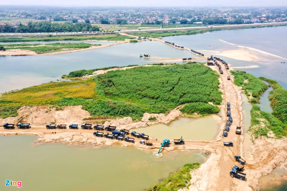 br/> Ông Nguyễn Đức Trung, Phó giám đốc phụ trách Sở Tài nguyên và Môi trường Quảng Ngãi, cho hay đến nay vẫn chưa có chế tài trong việc khống chế doanh nghiệp trúng đấu giá mỏ cát bán vật liệu ra thị trường. Cơ quan Nhà nước chỉ kiểm kiểm soát vấn đề khai báo thuế có đúng với giá doanh nghiệp bán cát ra thị trường.