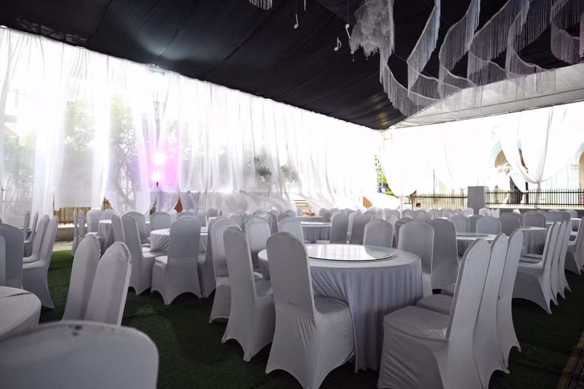 Gia đình nam nhạc sĩ chuẩn bị 70 mâm cỗ để mời bà con, hàng xóm tại quê nhà. Toàn bộ ghế ngồi của khách mời đều được trang trí theo tông màu trắng.