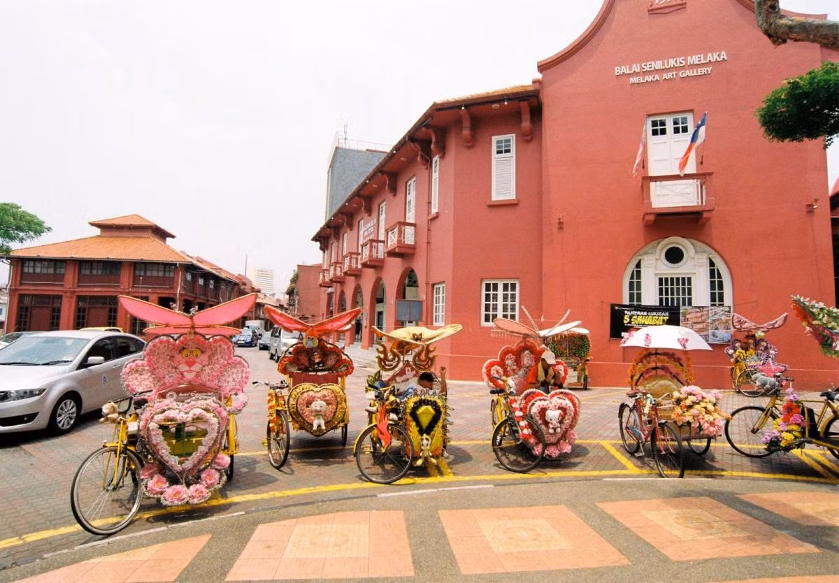 Thành phố Malaca (Malaysia), với vẻ đẹp cổ kính và quyến rũ, được mệnh danh là "Venice của châu Á". Nơi đây lưu giữ những nét lịch sử quý báu của Malaysia, đã được UNESCO công nhận Di sản văn hóa thế giới vào tháng 7/2008.