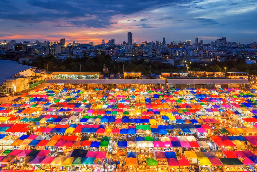 Thủ đô của Thái Lan là Bangkok có tên đầy đủ được ghép thành từ 169 chữ cái là: “Krungthepmahanakhon Amonrattanakosin Mahintharayutthaya Mahadilokphop Noppharatratchathaniburirom Udomratchaniwetmahasathan Amonphimanawatansathit Sakkathattiyawitsanukamprasit”. Tạm dịch: Thành phố của các thánh thần, thành phố vĩ đại của những vị thần bất tử, thành phố châu báu tráng lệ của thần Indra, chiếc ngai vàng của đức vua Ayutthaya, thành phố của đền đài tráng lệ, thành phố của cung điện và lãnh địa hoành tráng nhất của Hoàng gia, ngôi nhà của thần Vishnu và tất cả vị thần. Theo Sách kỷ lục thế giới Guinness, Bangkok là thành phố có tên dài nhất thế giới.