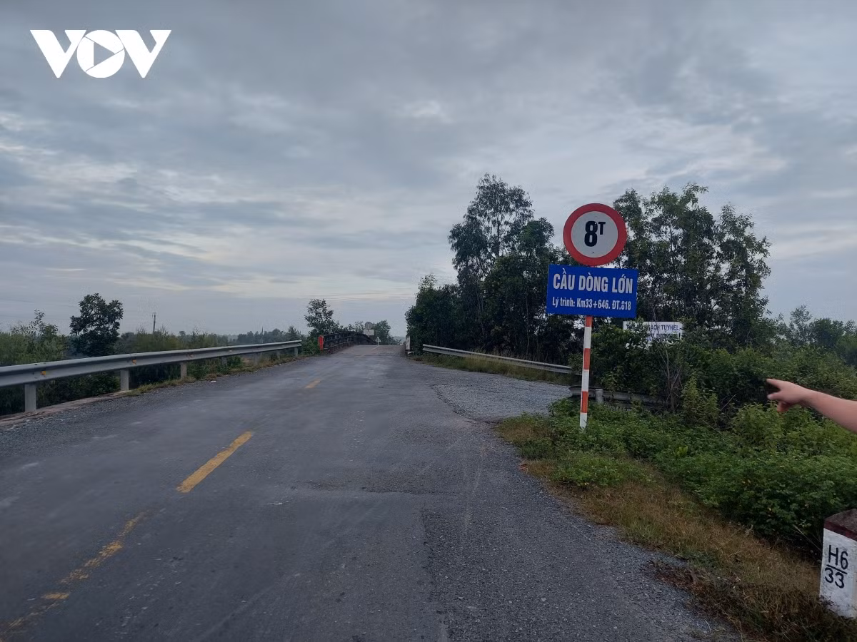Cong an vao cuoc vu chong dinh tren tuyen DT 818 o Long An-Hinh-3