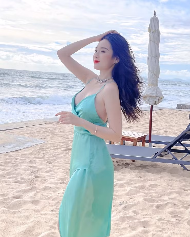 Hình ảnh của cô thiên về sự nữ tính với những item nhẹ nhàng như váy.