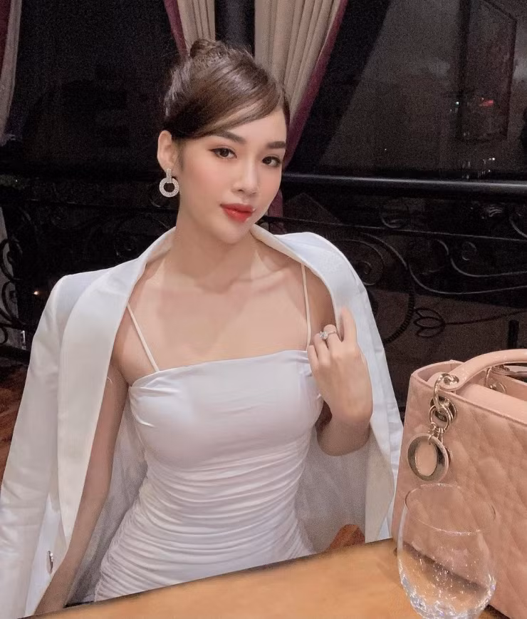 Lựa chọn trang phục của Ngọc Mai sẽ thay đổi phụ thuộc vào hoàn cảnh diện đồ.
