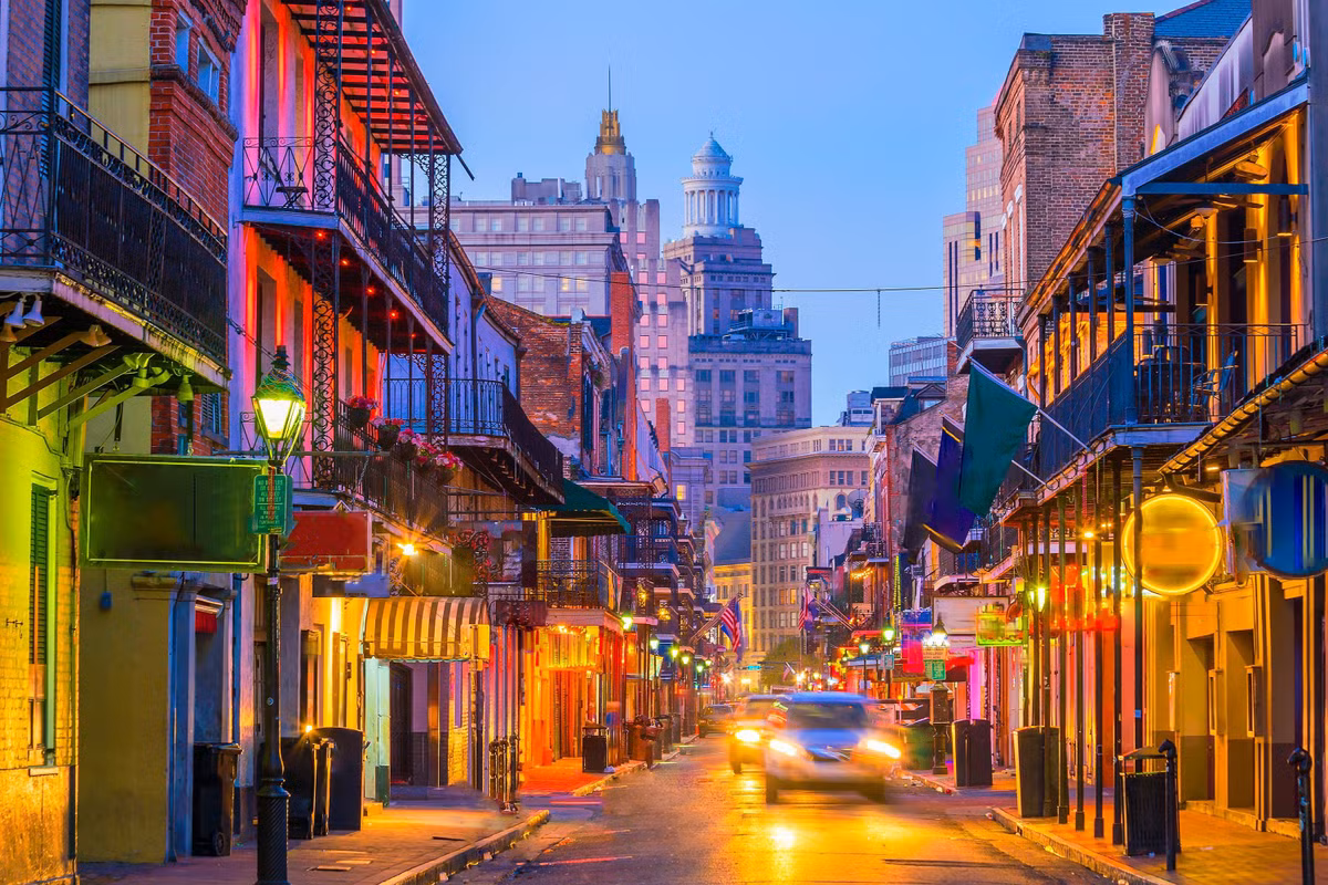 Bourbon, New Orleans, Louisiana: Cắt qua Khu phố Pháp với nhiều tòa nhà có từ thế kỷ 18, Bourbon là trung tâm giải trí về đêm nổi tiếng của thành phố New Orleans. Con phố có những ngôi nhà với ban công, kiểu Creole hay Shotgun mang đến sự kết hợp màu sắc đẹp mắt. Ngoài ra, đèn neon và những chuỗi hạt Mardi Gras trên biển báo đường phố và trang trí ở các ngôi nhà càng khiến Bourbon thêm phần rực rỡ hơn. Ảnh: Shutterstock.