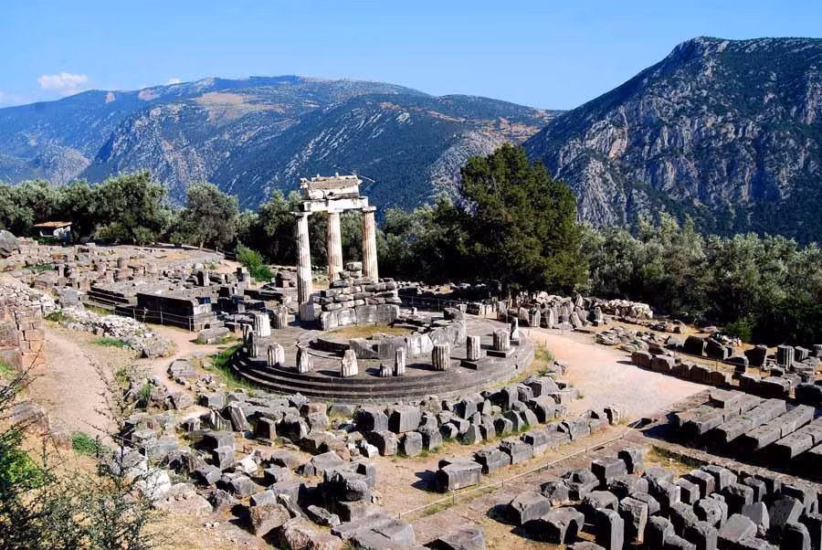 Theo "Tạp chí Di sản", di chỉ khảo cổ Delphi nằm ở thị trấn Delphi, vùng núi Pho-cis (nay thuộc vùng Boeotia và Phthiotia), miền Trung Hy Lạp, được mệnh danh là “cái rốn của vũ trụ”. Năm 1987, UNESCO công nhận Di chỉ khảo cổ Delphi của Hy Lạp là Di sản Văn hóa Thế giới.