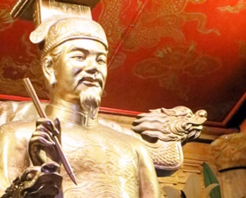Trước chúa Trịnh Cương, mùa xuân năm 1468, vua Lê Thánh Tông đem quân đi tập trận trên sông Bạch Ðằng và tuần du khắp vùng châu An Bang. Đến trước chân núi Truyền Đăng, xúc động trước cảnh biển xanh, núi cao của vùng trời thiên nhiên tươi đẹp, nhà vua đã làm bài thơ và cho người khắc lên vách núi. Từ đó, ngọn núi mang tên núi Ðề Thơ hay núi Bài Thơ. Ngoài 2 bài thơ của Lê Thánh Tông và Trịnh Cương, núi Bài Thơ còn có dấu tích bài thơ của Nguyễn Cẩn (1790) và một số bài thơ khác. Ảnh: Bảo tàng Lịch sử.
