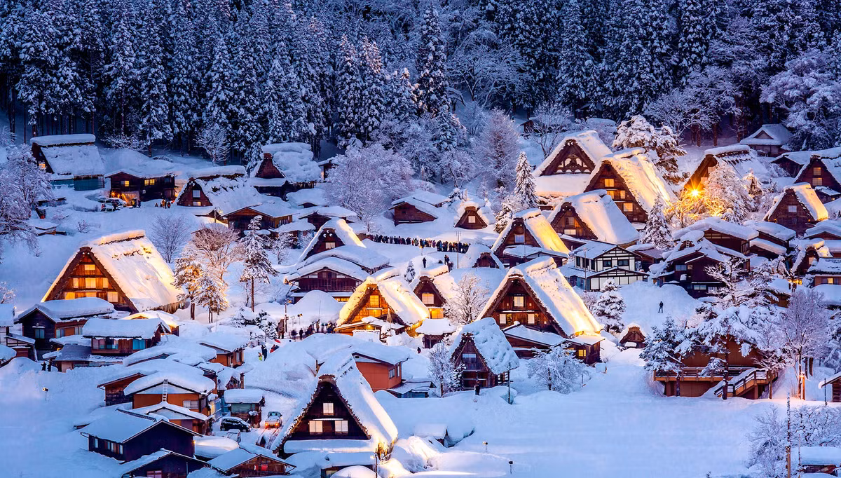  Shirakawa-go, Nhật Bản: Nằm ở trung tâm của thung lũng Shogawa, các ngôi nhà mái dốc đặc trưng của Shirakawa-go ẩn mình giữa những ngọn núi hẻo lánh. Được xây dựng theo phong cách Gassho-zukuri (kiểu kiến trúc giống bàn tay đang cầu nguyện) các mái nhà được thiết kế để chịu được tuyết rơi dày. Mùa đông, ngôi làng được chiếu sáng bởi những ánh đèn le lói, tạo nên khung cảnh đẹp tựa thế giới thần tiên thu nhỏ. Ảnh: Vichie81.