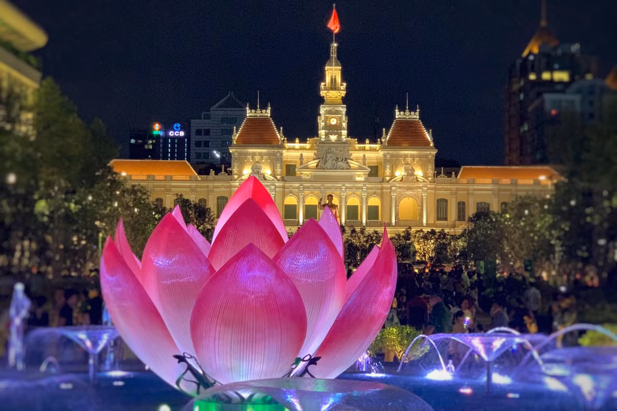 Đài phun nước nghệ thuật kết hợp âm nhạc được khánh thành tại phố đi bộ Nguyễn Huệ vào tối 31/10/2019. Dự án có kinh phí hơn 20 tỷ đồng. Công trình nổi bật với búp sen pha lê ở vị trí trung tâm. Thiết kế đài phun nước mang tính hiện đại, hài hòa với cảnh quanh xung quanh khiến nhiều du khách thích thú chụp hình lưu niệm.