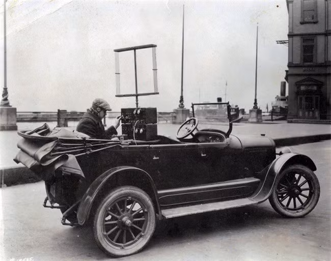 Phiên bản đầu tiên của một chiếc điện thoại di động, năm 1924.