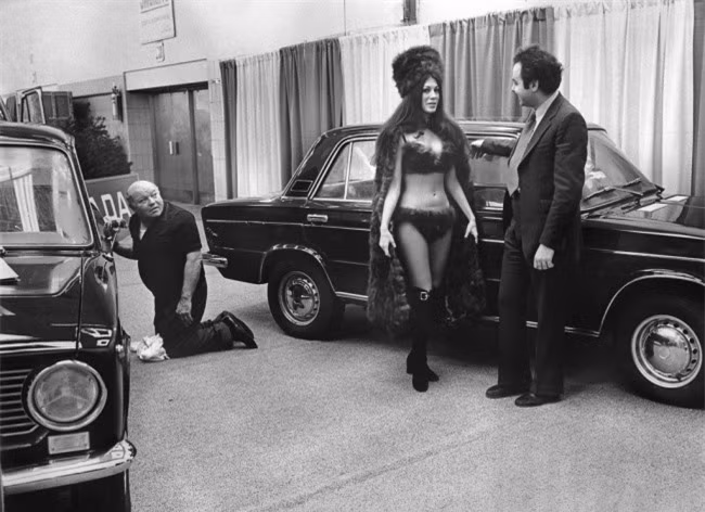 Một người mẫu trong bộ bikini tại triển lãm xe Lada ở New York, năm 1973.