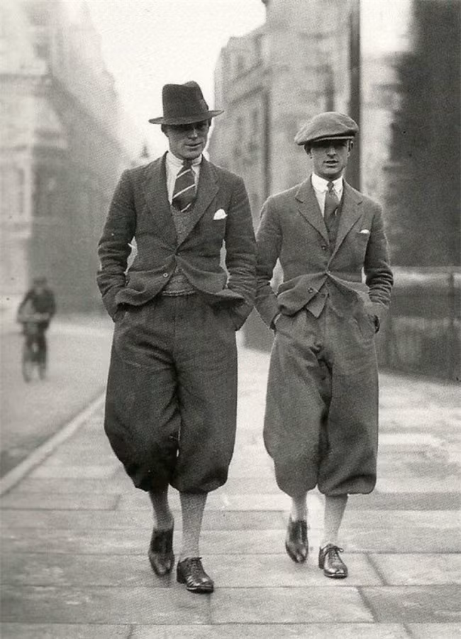 Sinh viên tốt nghiệp trường Cambridge, năm 1926.