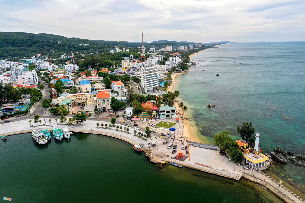 Kiên Giang thu hút du khách với nhiều hòn đảo quyến rũ. Trong đó, đảo Phú Quốc (nằm trong vịnh Thái Lan) với gần 600 km2 và 150 km đường bờ biển là lớn nhất cả nước. Thành phố đảo đầu tiên của Việt Nam này hội tụ nhiều khu vui chơi hấp dẫn, các bãi biển nguyên sơ và loạt khu nghỉ dưỡng sang chảnh, tiện nghi chinh phục tín đồ xê dịch. Ảnh: Quỳnh Danh.