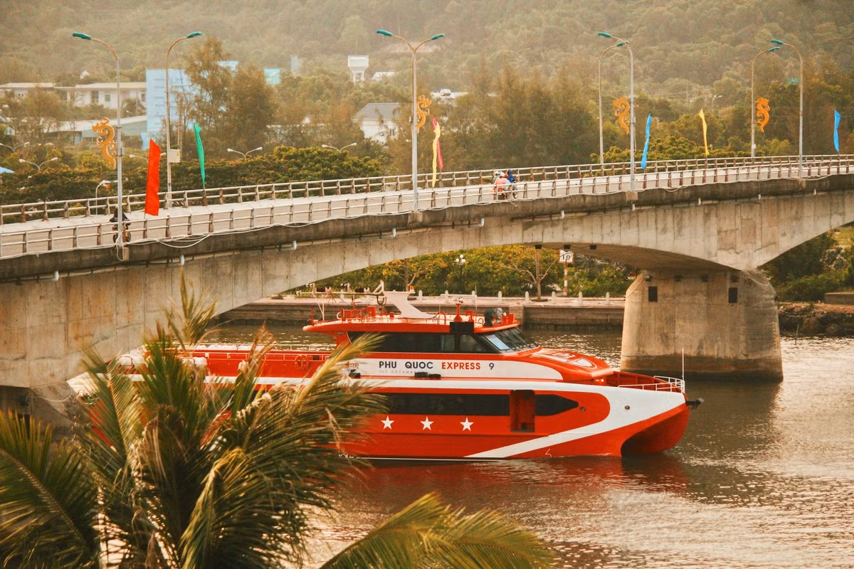 Quần đảo Hà Tiên có tên gọi khác là Hải Tặc bởi cướp biển từng hoành hành khu vực này vào khoảng cuối thế kỷ 17 – đầu thế kỷ 18. Quần đảo này nằm cách đất liền gần 28 km. Du khách mất khoảng 30 phút để di chuyển bằng tàu cao tốc từ thành phố Hà Tiên hoặc có thể đi tàu cao tốc từ đảo Phú Quốc sang đảo Hải Tặc. Đây là nơi lý tưởng để bạn hòa mình cùng khung cảnh hoang sơ và những trải nghiệm về cuộc sống làng chài. Ảnh: Nguyễn Hoàn Hảo.