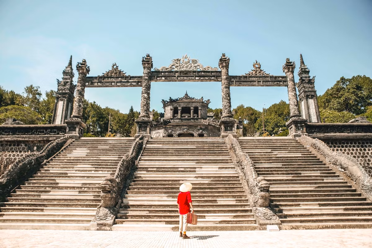  Lăng Khải Định (còn gọi là Ứng Lăng) tọa lạc trên triền núi Châu Chữ (xã Thủy Bằng, thị xã Hương Thủy). Công trình được khởi công ngày 4/9/1920 và kéo dài trong 11 năm mới hoàn tất. Đây là lăng duy nhất có lối kiến trúc giao thoa giữa 2 nền văn hoá Đông - Tây. Khung cảnh nơi này sẽ giúp bạn có những khung hình lạ mắt, vừa cổ điển, lại hiện đại. Ảnh: Kỳ Anh.