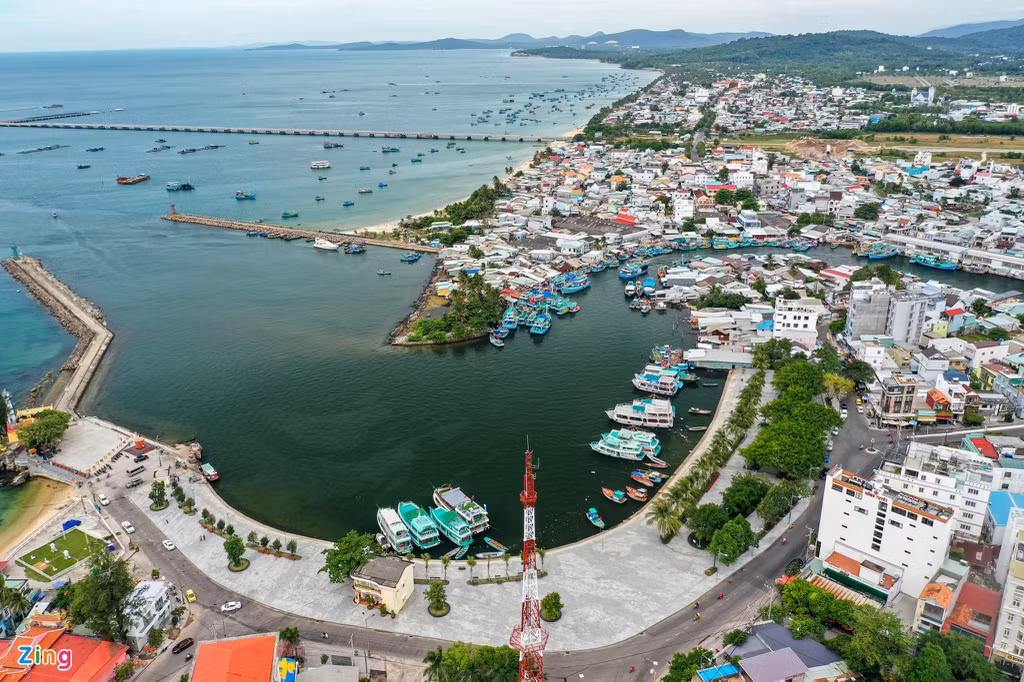 Phú Quốc là thành phố đảo duy nhất của nước ta hiện nay được thành lập trên đảo Phú Quốc thuộc tỉnh Kiên Giang. Sau khi thành lập, thành phố Phú Quốc có 2 phường và 7 xã trực thuộc như hiện nay.