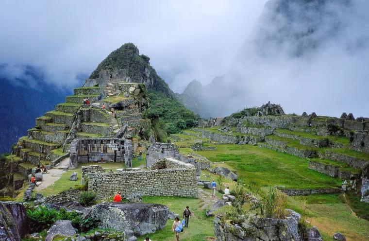 Theo BBC, đường lên tham quan thành phố Machu Picchu có 700 bậc thang được làm bằng đá, xây dựng trên sườn núi. Theo các nhà nghiên cứu, những bậc thang này ngày xưa được sử dụng cho nhiều mục đích như trồng cây nông nghiệp, bảo tồn nước, chống xói mòn…