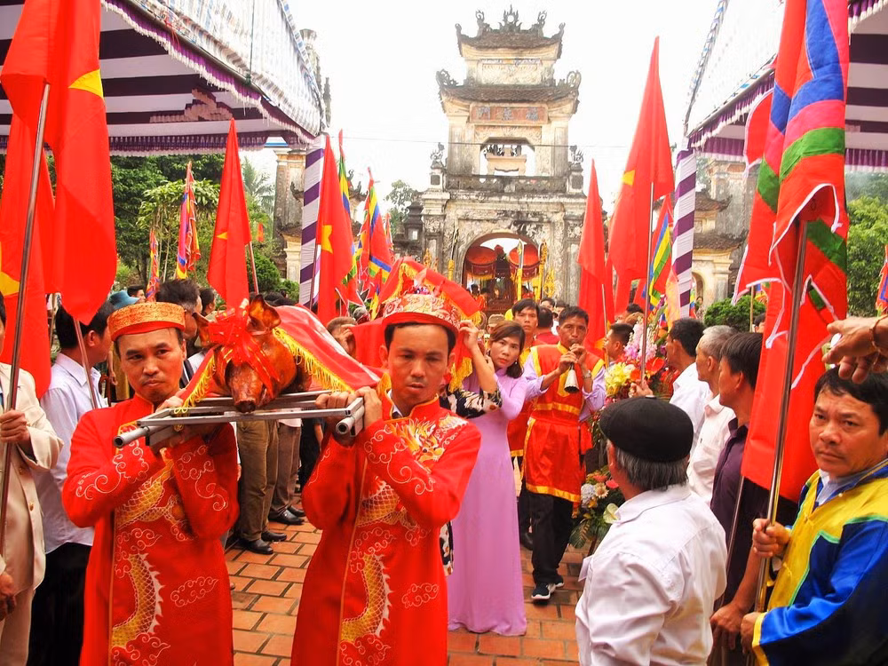 Theo "Lịch triều hiến chương loại chí", năm lên 9 tuổi, Nguyễn Xí mồ côi cả cha lẫn mẹ. Ông rời bỏ quê hương theo anh trai ra đất Lam Sơn (Thanh Hoá). Năm 1416, Lê Lợi dấy nghĩa chống giặc ngoại xâm bằng việc cùng 18 chiến hữu mở hội thề Lũng Nhai. Hai anh em Nguyễn Biện, Nguyễn Xí đều có mặt, tham gia cuộc khởi nghĩa từ đầu.