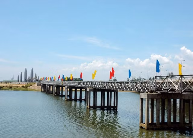 Sông Bến Hải bắt nguồn dòng chảy từ dãy Trường Sơn, đến biển Cửa Tùng khoảng 100 km. Đây là con sông tiêu biểu nhất gắn liền mảnh đất Quảng Trị. Sông Bến Hải chính là nơi chia cắt nước ta thành miền Bắc và miền Nam trong kháng chiến chống Mỹ cứu nước.