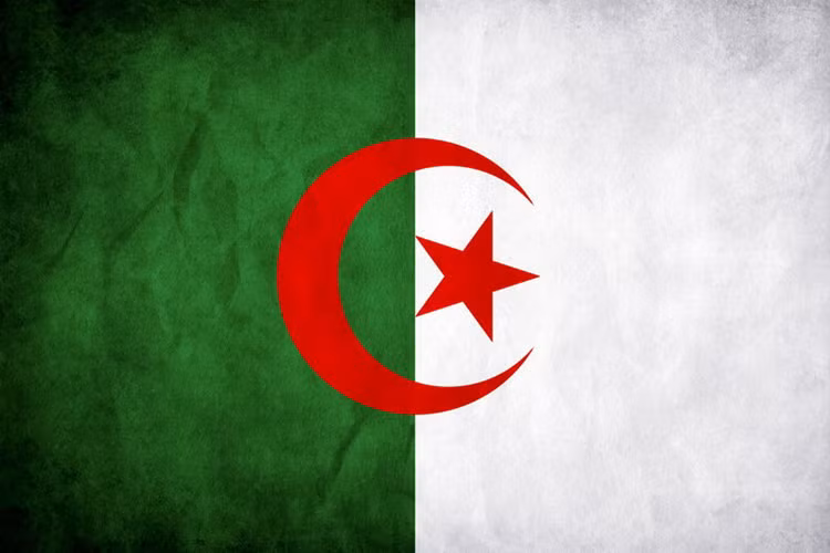 Quốc khánh Algeria là ngày 1/11/1954, ngày Mặt trận giải phóng Dân tộc Algérie (FLN) tuyên bố Algeria là một quốc gia độc lập và bắt đầu một cuộc chiến tranh chống lại sự cai trị của thực dân Pháp. Sau gần một thập kỷ chiến tranh, ngày 5.7.1962, Pháp đã phải công nhận nền độc lập của quốc gia Bắc Phi này. Phong trào đấu tranh của Algeria là nguồn cổ vũ to lớn cho sự độc lập của hàng chục quốc gia châu Phi từ đầu thập niên 1960.