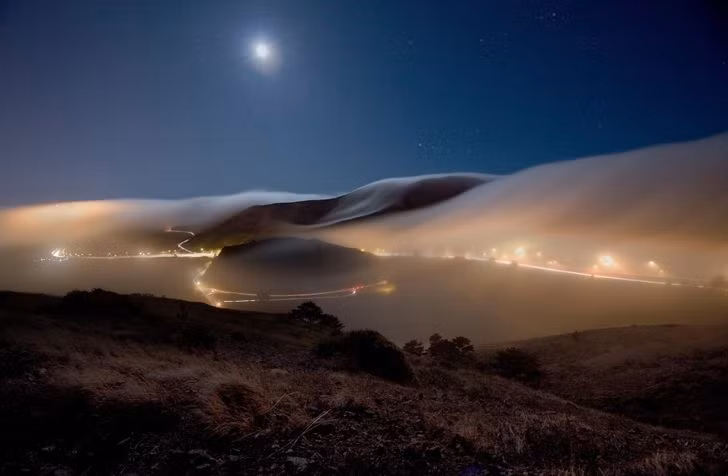 Mây mù ban đêm ở Sausalito, California, Mỹ.