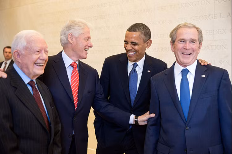 Tổng thống Barack Obama trò chuyện với các cựu tổng thống Jimmy Carter, Bill Clinton và George W. Bush trong một cuộc gặp gỡ ở Dallas, Texas ngày 25/4/2013.