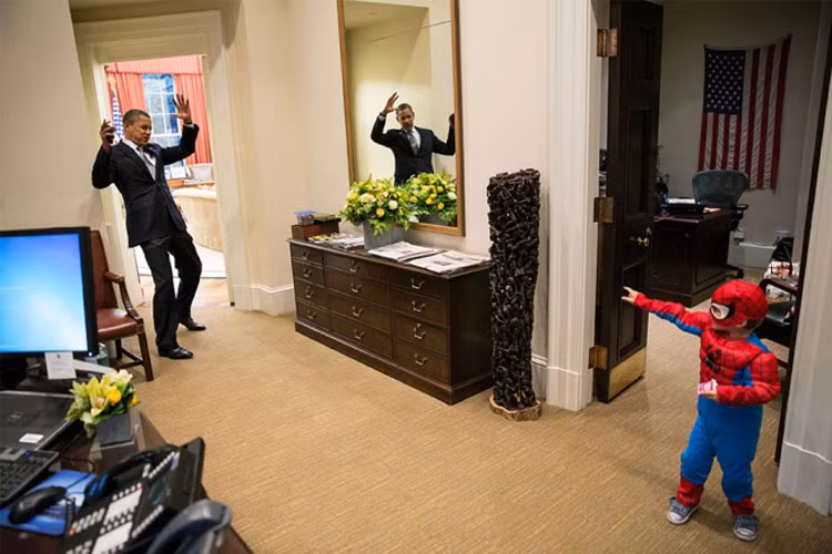 Tổng thống Obama giả vờ bị “Người nhện” Nicholas Tamarin, 3 tuổi, con trai của phụ tá Nhà Trắng, Nate Tamarin “hạ gục” ở Phòng Bầu dục.
