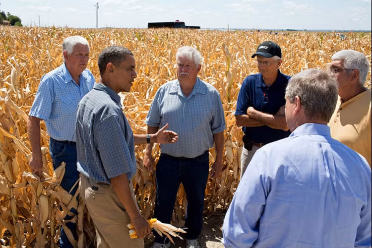 Tổng thống Barack Obama trò chuyện với nông dân tại nông trại gia đình McIntosh để đánh giá ảnh hưởng của hạn hán ở Thung lũng Missouri, Iowa ngày 13/8/2012.