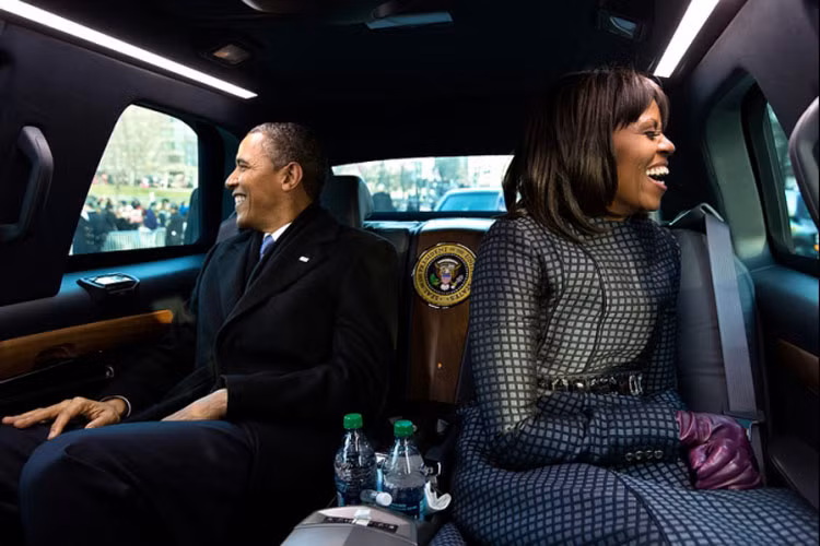 Tổng thống Barack Obama và Đệ nhất phu nhân Michelle Obama từ cửa kính ô tô xem diễu hành kỷ niệm sự kiện nhậm chức của ông Obama ở Washington DC ngày 21/1/2013.