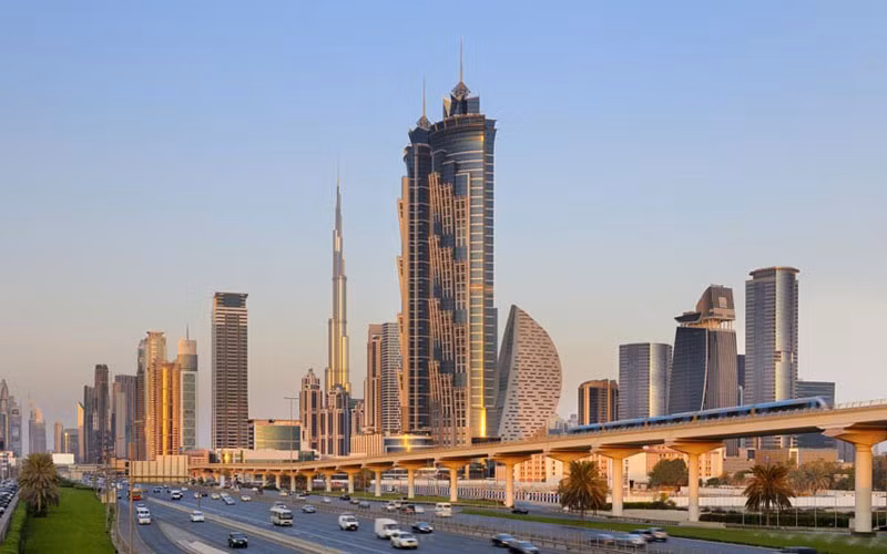 Khách sạn cao nhất thế giới - JW Marriott Marquis Hotel Dubai được khánh thành tháng 2 năm nay, cao hơn tháp Eiffel, có thiết kế được lấy cảm hứng từ thân cây cọ với 1.608 phòng sang trọng.