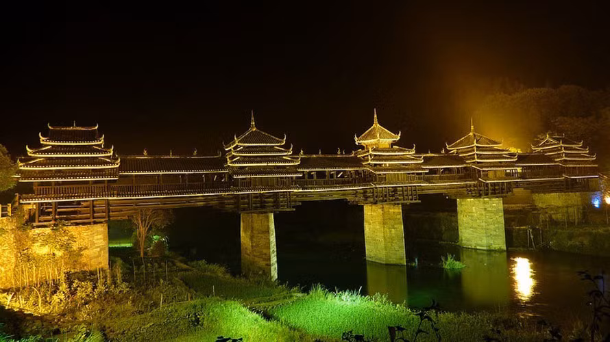 Ngoại trừ 3 cột trụ được làm bằng đá và mái che được lợp bằng gạch thì cầu được xây dựng bằng gỗ hoàn toàn.