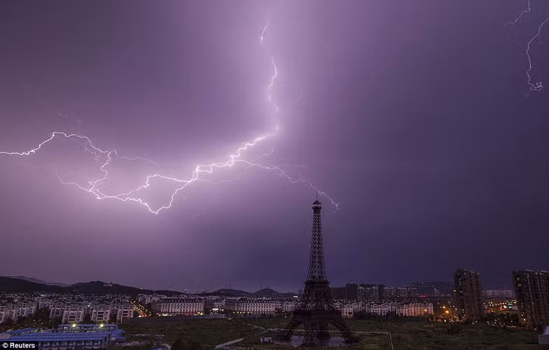 Nhưng phiên bản Paris thu nhỏ trong lòng Trung Quốc lại được xem là một trong số hàng loạt “thị trấn ma” của nước này trong giai đoạn đô thị hóa ồ ạt.