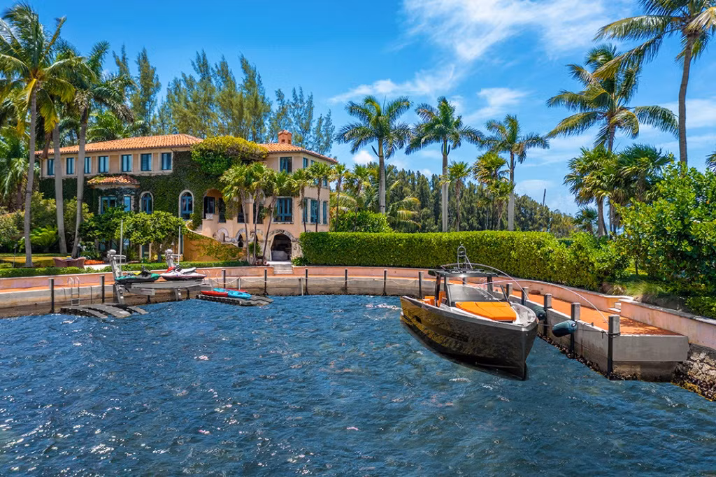Căn biệt thự tọa lạc tại thành phố Miami, được xây vào năm 1996, có diện tích hơn 940 m2 với 6 phòng tắm và 7 phòng ngủ.