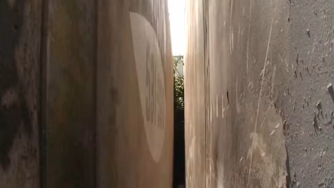 Nghe tieng khoc tu buc tuong, phat hien canh tuong oai oam giua khe hep chua den 30cm