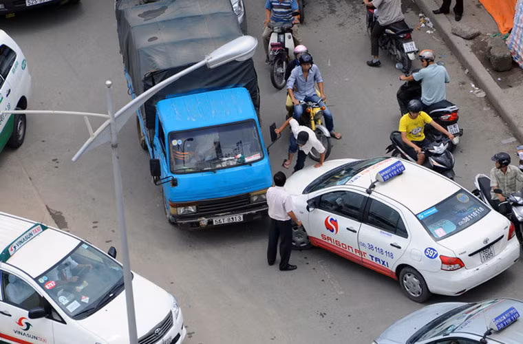 Ngay sau đó, hai bên lao vào xô xát.