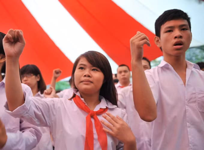 Dù không thể hiện bằng lời nhưng những cánh tay của các em đặt lên ngực, múa trước mặt đã gây xúc động cho những người tham gia buổi lễ.