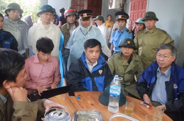 Phó chủ tịch UBND tỉnh Nghệ An - ông Huỳnh Thanh Điền cùng ban cứu nạn đang họp bàn kế hoạch để nhanh chóng tìm 5 người mất tích và chiếc xe gặp nạn. Ảnh: GDVN