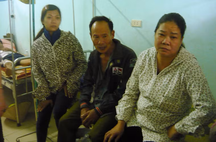5 nạn nhân mất tích gồm: Bà Phan Thị Mùi (1969), chị Trần Thị Nga (1976), cháu Vũ Thị Thuỳ Linh (9 tuổi), Vũ Bá Hải (7 tuổi) đều trú tại xã Nghĩa Khánh (huyện Nghĩa Đàn, Nghệ An) là vợ, con gái và cháu ngoại của ông Trần Văn Ngọ; nạn nhân còn lại tên Nguyễn Thị Nhâm (1954) là thông gia với gia đình ông Trần Văn Ngọ. Trong ảnh, ông Trần Văn Ngọ nghẹn ngào khóc gọi tên vợ, con. Ảnh: An ninh Thủ đô