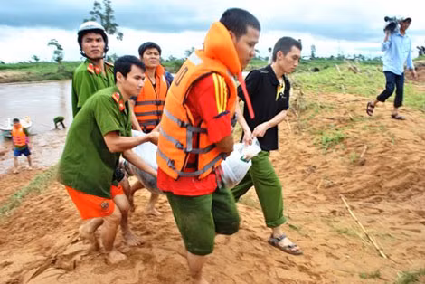 Thi thể nạn nhân bị nước cuốn trôi.