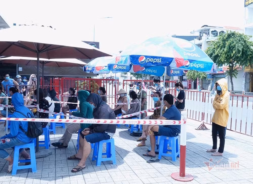 Doi nang xep hang ca tieng cho vao sieu thi, cua hang thuc pham o TP.HCM-Hinh-2