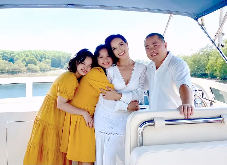 Thuý Hạnh chia sẻ khoảnh khắc hạnh phúc bên ông xã và cô con gái.