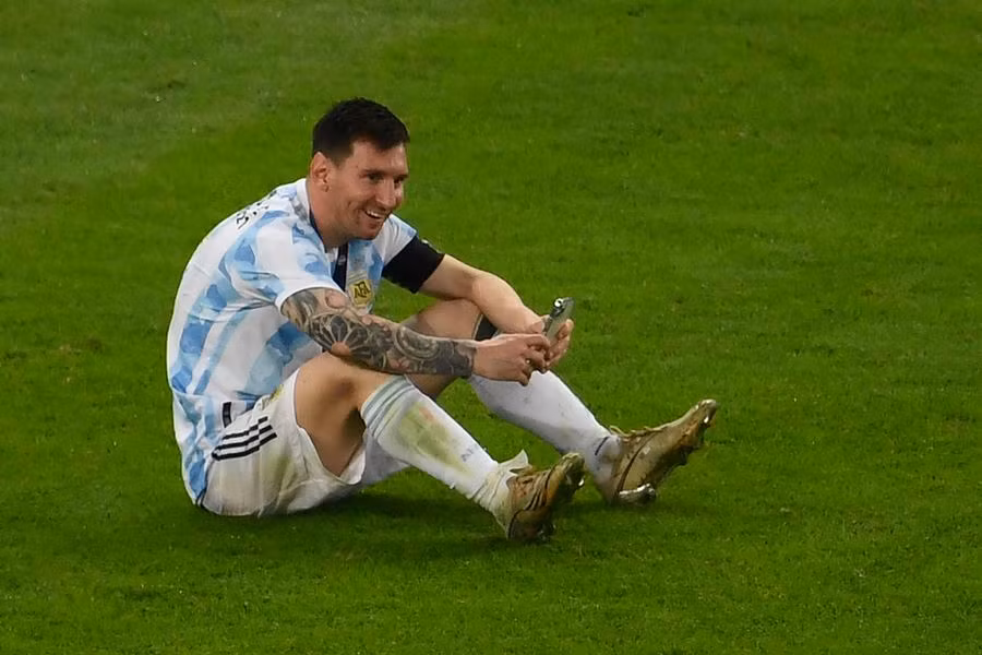 Messi gọi livestream về cho gia đình sau khi cùng đồng đội ăn mừng chức vô địch trên sân Maracana