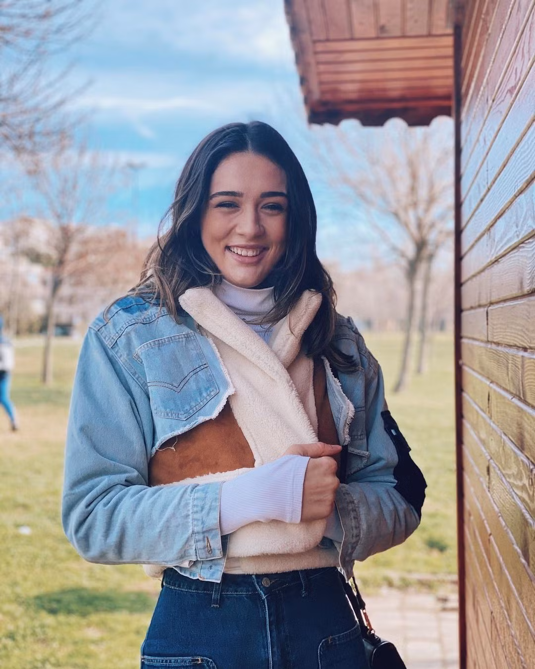Ngoài ra, áo khoác denim phối da lộn, lót lông cũng là lựa chọn an toàn. Nếu thích diện cả set denim, bạn nên chọn màu sắc của áo hoặc quần có tông nhạt hơn để tạo điểm nhấn.