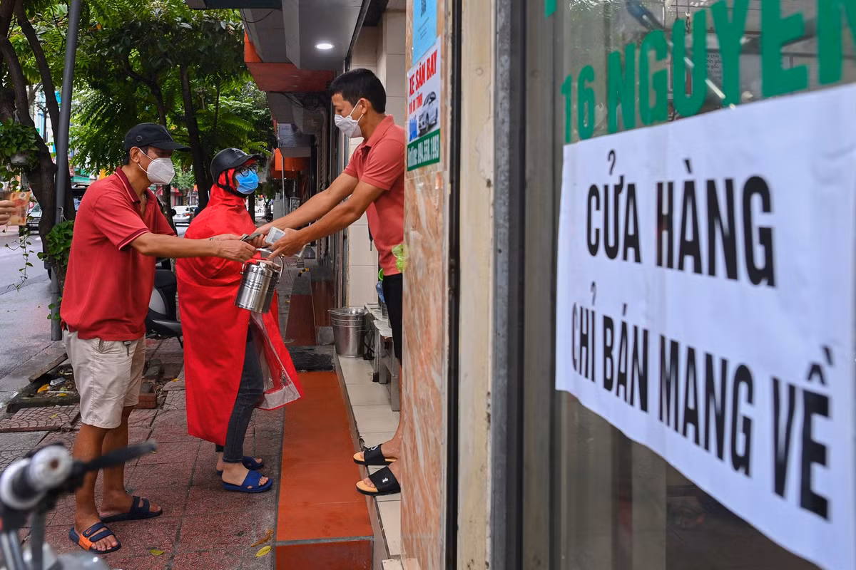 Dù có khó khăn trong khâu nhập nguyên liệu, thêm chi phí túi, hộp mang về nhưng quán vẫn giữ giá như trước dịch". Chị Thúy cho biết thêm.
