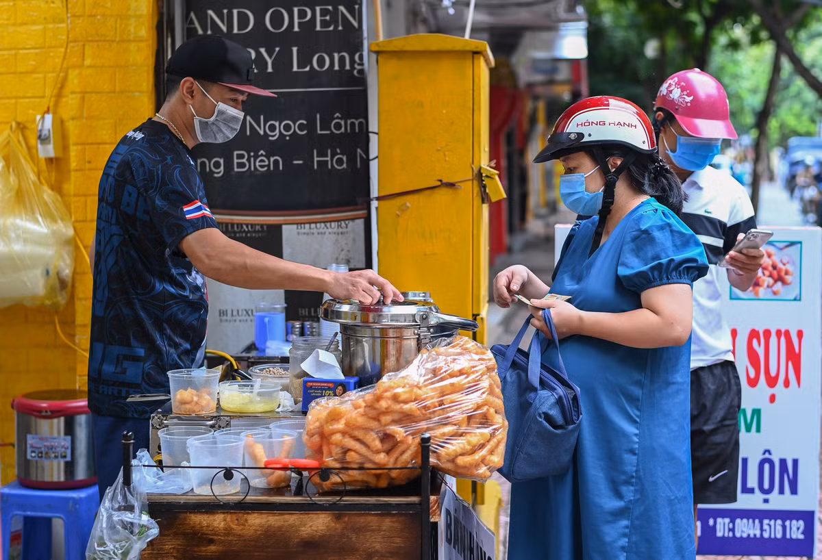 Anh Hưng chủ quán cháo trên phố Ngọc Lâm chia sẻ: "Từ ngày được mở lại dịch vụ kinh doanh gia đình tôi trung bình mỗi ngày bán được 500 suất cháo phục vụ người dân sinh sống trong khu vực".
