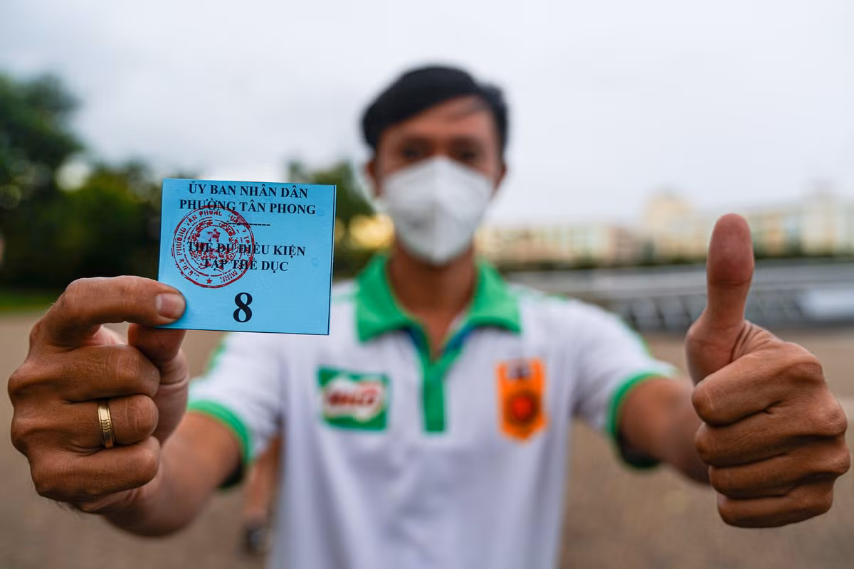 Anh Trịnh Hoài Nam (quận 7) phấn khởi khi nhận được thẻ tập thể dục. Anh Nam cho biết trong thời gian thành phố thực hiện giãn cách xã hội, anh vẫn rèn luyện sức khỏe tại nhà. Tuy nhiên, việc này không thuận tiện bằng tập ngoài trời, có không khí trong lành. "Ở nhà với 4 bức tường hơi bí bách, khi được hít gió trời, ngắm cây xanh, tôi thấy dễ chịu hơn nhiều", nam thanh niên chia sẻ.