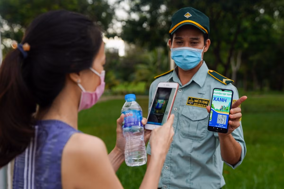 Do là ngày đầu tiên thực hiện biện pháp dùng thẻ tập thể dục, nhiều người vẫn chưa nắm bắt thông tin. Anh Ngô Thanh Tùng, bảo vệ công viên, cho biết sẽ hướng dẫn bà con quét mã khai báo y tế và kiểm tra thẻ xanh Covid-19 rồi mới cho vào cổng. "Sau hôm nay, người muốn đến công viên phải có thẻ do UBND phường cấp mới được qua cổng", anh Tùng khẳng định.