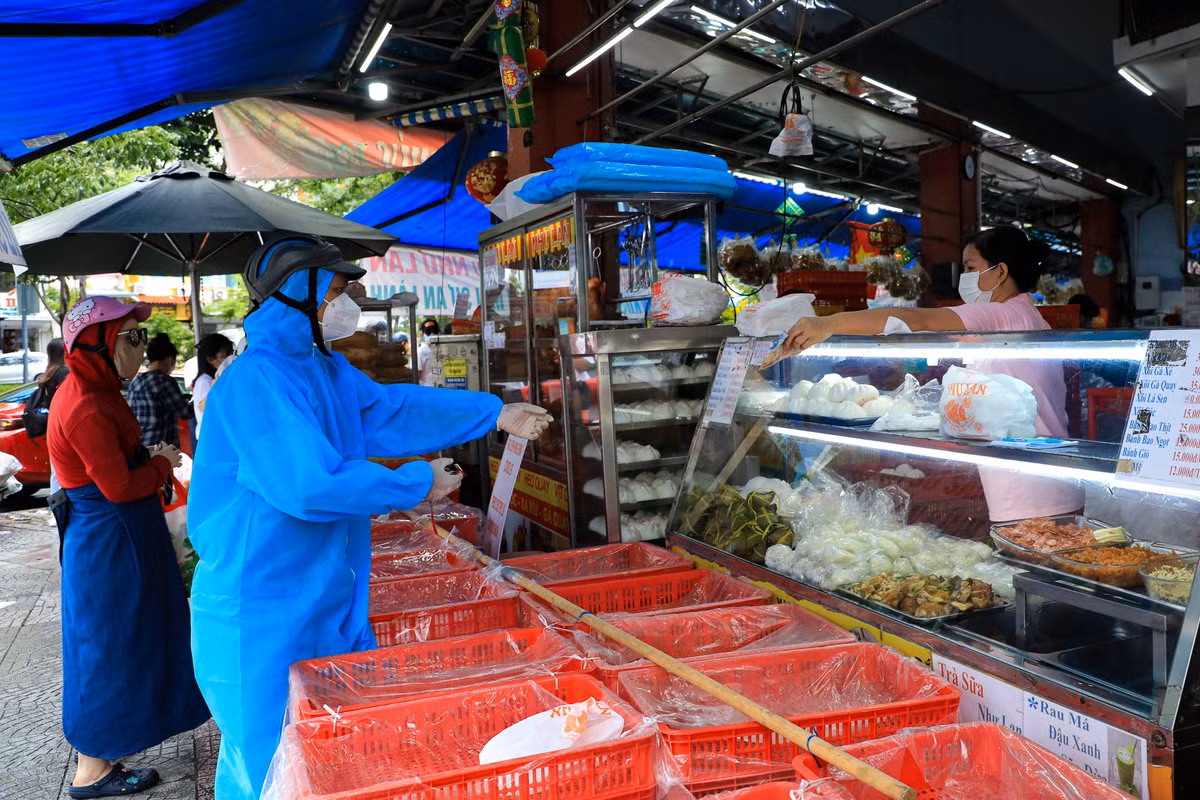 "Tôi mua bánh bao ăn lót dạ, chứ bánh Trung thu năm nay nghe xa xỉ quá", anh Đức Chung, tình nguyện viên chăm sóc F0 nói. Theo anh, mọi người đều vất vả trong cuộc chiến chống Covid-19. Anh mong mọi người gác lại chút niềm vui riêng, chấp nhận một mùa Trung thu khác biệt để thành phố mau khỏi dịch.