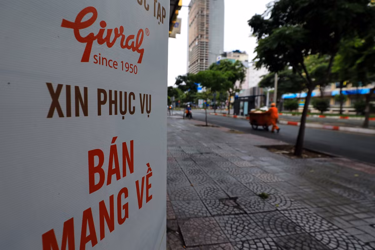 Do ảnh hưởng của dịch Covid-19, ngoài Như Lan, các thương hiệu bánh như Kinh Đô, Hải Hà, Hữu Nghị, Thu Hương đều chuyển qua bán online, hoàn toàn không mở quầy, sạp kinh doanh trực tiếp.