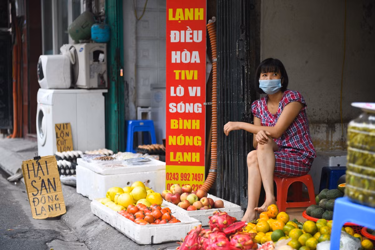 Gần 2 tháng thực hiện giãn cách, hàng loạt cơ sở kinh doanh mặt hàng không thiết yếu tại Hà Nội phải đóng cửa. Trong tình cảnh ấy, nhiều người nhanh nhạy, mau chóng chuyển hướng sang bán rau củ, thịt cá...