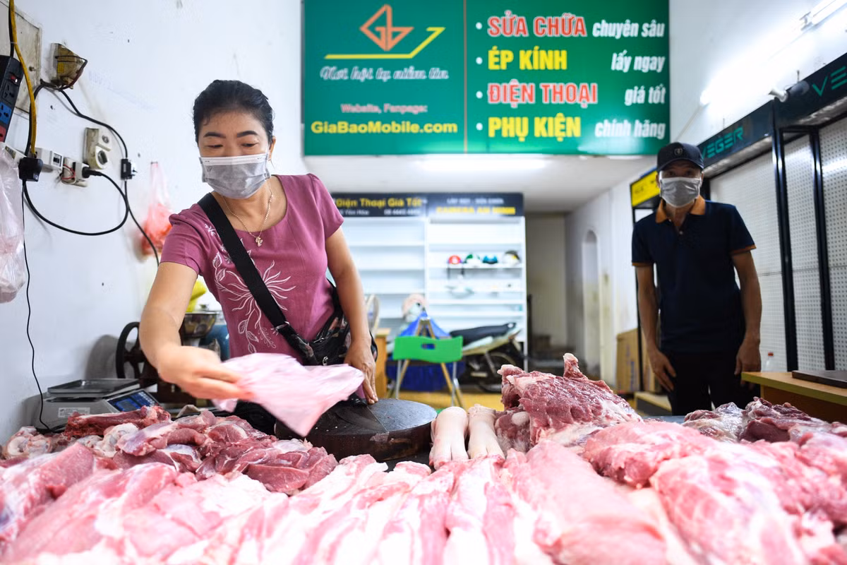 Bà Nguyễn Thị Lan bán thịt lợn tại một khu chợ thuộc phường Mễ Trì (quận Nam Từ Liêm). Khi dịch bệnh bùng phát, bà cũng nghỉ chợ. Được một người quen giới thiệu, bà thuê lại mặt bằng là một cửa hàng điện thoại với giá 10 triệu đồng rồi tiếp tục bán thịt lợn ở đó. "Đôi lúc nó cũng là cái may mắn và một chút nhanh nhạy của người bán", bà Lan nói.